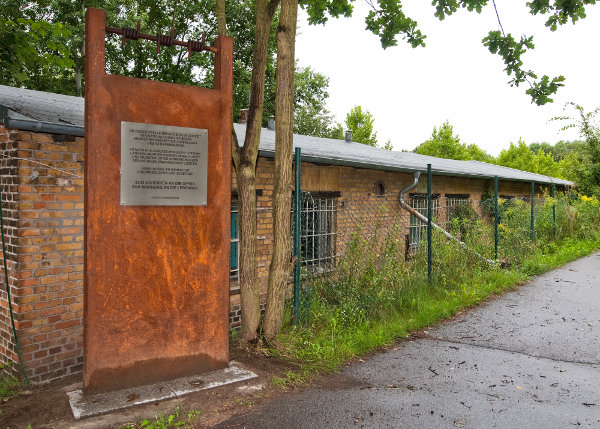 Gedenkstele auf dem Gelände